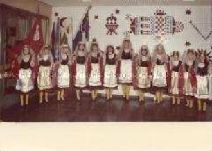 Die Folkloregruppe der Georgi-Dimitroff-Oberschule bei einem bulgarischen Volkstanz