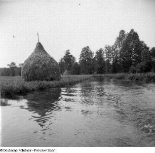Spreewald? Landschaft mit Fließ und Heustapel
