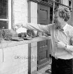Restaurierung: Kastellan Paul-Hermann Buck bei Präsentation der Funde vom Freilegen des inneren Schlossgrabens: auf Gerüstplanke: Formsteine, Architekturteile, Fliesen, Glas: dahinter Eingangsportal