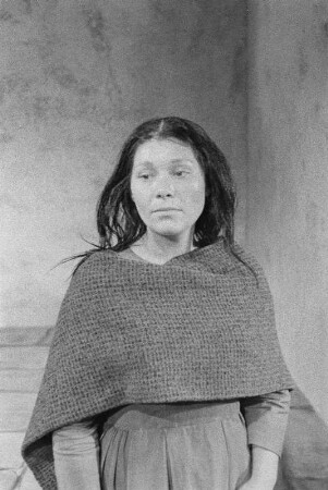 Szenenbilder aus "Montserrat" von Emmanuel Roblès (Bühnenbild: Heinrich Kilger). Kammerspiele (Deutsches Theater) Berlin, 20.06.1957 : Mit Walter Lendrich, Adolf Peter Hoffmann als Geistlicher u. a