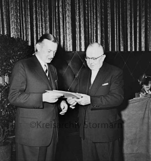 Theodor-Mommsen-Schule: Hamburger Straße: Theodor-Mommsen-Fest: Oberstudiendirektor Richard Staberock überreicht zwei Bilder der Gräber der Eltern Theodor Mommsens an Ernst Wolf Mommsen