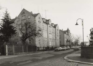 Radeberg, Doppelwohnhaus : Radeberg. Doppelwohnhaus. Dr.-Rudolf-Friedrichs-Straße 28/30. Um 1900. Straßenansicht