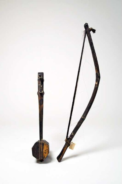 Tubular spit lute with bow