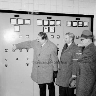 Klein Barnitz: Wasserwerk Klein Barnitz des Wasserbeschaffungsverbands Reinfeld-Land: Einweihung: Inbetriebnahme durch Bürgermeister Richard Hingst, Reinfeld, und Kreispräsident Friedrich Hardt: dahinter Schalttafel