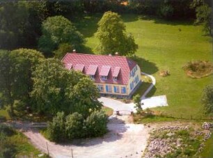 Altefähr-Barnkevitz. Ortsteilansicht mit Gutshaus (A. 19. Jh.). Luftbild-Schrägaufnahme von Norden