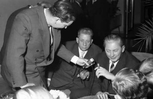 Müllheim: Motel Alte Post; Landesregierung in Müllheim; Ministerpräsident und Regierungspräsident mit Journalisten