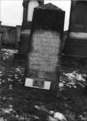 Grabstein 41 (Index: 100114621) Material: ? Zustand: gut Maße HxBxT: 127x42x20 cm Beschreibung: Obelisk: Grabstein 41