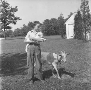Long Island, Triangle Farm, Junge mit Zicklein und Ziege