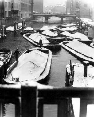 Hamburg. Winter 1953. Mit Kohle beladene Schuten auf dem dem Alsterfleet, dem Hauptabluss der Binnen- und Außenalster in die Elbe. Die Schuten sind schneebedeckt.