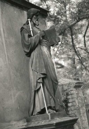 Grabmal für den Bildhauer Václav Levý und den Maler Karel Purkyne : Grabmal für den Bildhauer Václav Levý und den Maler Karel Purkyne. Sandstein (ab 1868; V. Levý). Statue des Heiligen Jakobus. Prag-Vyšehrad, Friedhof Vyšehrad