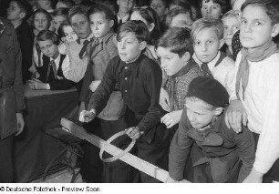 Kinder beim Holzringewerfen beim Kreisausscheid für Volkskunst