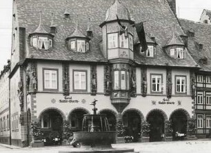 Kaiserworth : Goslar, Hotel Kaiserworth, 1494 erbaut als Gildehaus der Gewandschneider, davor der Marktbrunnen