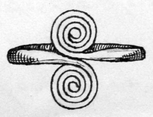 Offener Fingerring aus starkem runden Draht, welcher an beiden Ende zu Spiralen zusammengerollt ist