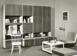 Anbauwand "Poel" : Wohnzimmermöbel. Anbauwand "Poel" (1976; Möbelkombinat Nord (MKN)). Ansicht mit Drehsessel, Stuhl und Couchtisch
