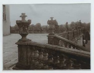 Schloss Moritzburg, Moritzburg Terrasse, Balustrade mit Puttenfiguren und Vasen: Ansicht