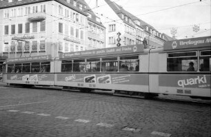 Freiburg: Neuer Zug überquert die Kaiser-Joseph-Straße