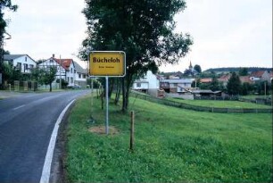 Ortseingangsschild, Straße, Blick zum Ort