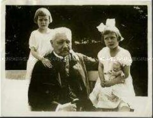 Paul von Hindenburg mit seinen Enkeltöchtern