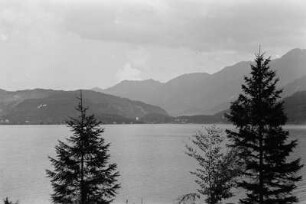 Wocheiner See : Sicht über den Wocheiner See auf gegenüberliegende Berge.