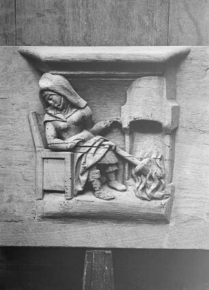 Frau am Kamin