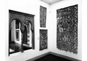 Aufstellung des Museums für Islamische Kunst im Pergamonmuseum, Spanischer Saal (Raum 7) mit Blick in den Ägyptischen Saal (Raum 6)