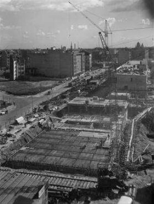210° Panorama, Bild 7 von 10. Blick von der Sektorengrenze Zimmerstraße über die Baustelle Axel-Springer-Verlagshaus bis Richtung Baustelle GSW-Hochhaus. Berlin-Kreuzberg, Rudi-Dutschke-Straße