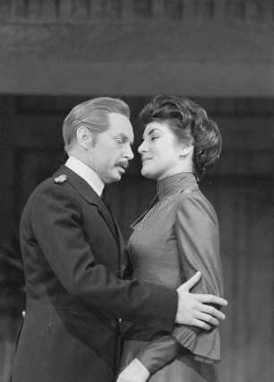 Szenenbilder aus "Feinde" von Maxim Gorki (Regie: Hans Dieter Mäde, Ausstattung: Dieter Berge). Maxim-Gorki-Theater Berlin, Premiere 8. September 1959