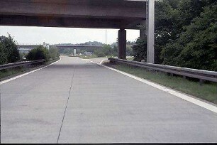 Nebenfahrbahn Ost (Basel Richtung Karlsruhe): Brücke (B532) von Süden