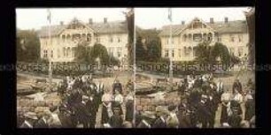 Hotel und Personengruppe am Anlegesteg, Rosendal
