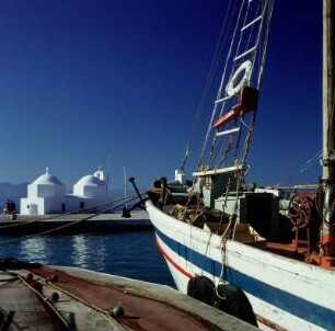 Ägina. Agios-Nikólaos-Kapelle. Hafen mit Agios-Nikólaos-Kapelle