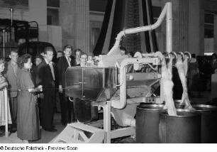Vorstellung einer Textilmaschine der sowjetischen Sektion auf der Leipziger Herbstmesse 1954