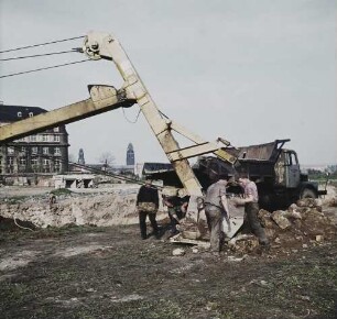 Dresden. Ausheben einer Baugrube mit Tieflöffelbagger und Abfuhr der Massen mit Kipper S 4000
