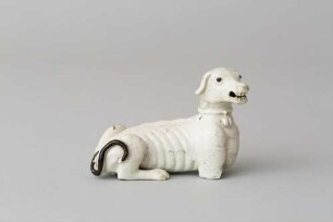 Liegender Hund