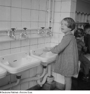 Kleines Mädchen im Waschraum des Kindergartens