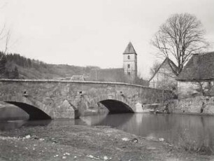 Rothenburg ob der Tauber-Detwang, Tauberbrücke. Blick gegen die Dorfkirche