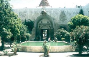 Damaskus. Arabisch-Medizinisches Museum. Blick aus dem Innenhof über das Wasserbassin auf das Hauptportal