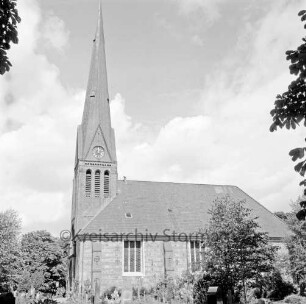 Friedenskirche: Außenansicht von Süden: im Vordergrund Kirchhof