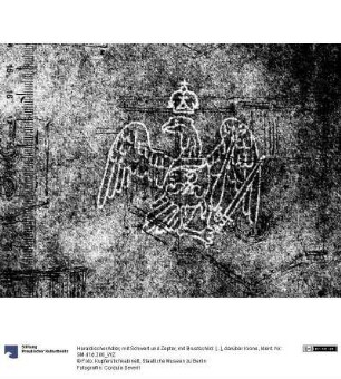 Heraldischer Adler, mit Schwert und Zepter, mit Brustschild: [...], darüber Krone