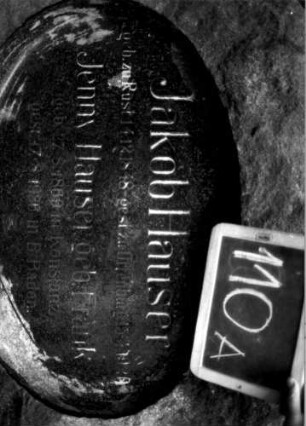 Grabstein 110 (Index: 100109860) Material: Granit Zustand: gut Maße HxBxT: 110x95x45 cm Beschreibung: Stele, Segmentbogenabschluß, ovale Schriftplatte Besonderheit: Doppelgrab: Grabstein 110A