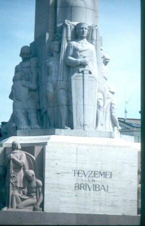 Freiheitsdenkmal : Riga, Freiheitsboulevard. Freiheitsdenkmal (1931-1935; E. Stalbergs nach Entwurf von K. Zale). Sockel mit Inschrift und symbolischen Figurengruppen
