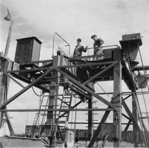Deutsche Reichsbahn. Gleisbaustelle im Abschnitt Glauchau - Zwickau der Eisenbahnstrecke Dresden - Werdau. Maschine zur lehrschienenlosen Gleisjochverlegung mit Bedienungsstand ohne Geländer