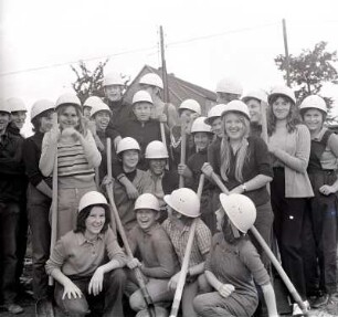 Arbeitseinsatz : Gruppenbild von Jugendlichen die im Arbeitseinsatz sind
