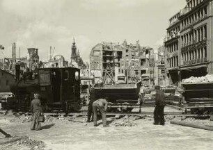 Trümmerbahn auf dem Altmarkt : Dresden, Trümmerbahn auf dem Altmarkt