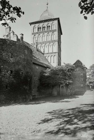 Lübeck. Nördliche Stadtbefestigung mit Burgtor, Burgtorbefestigung, Zöllnerhaus