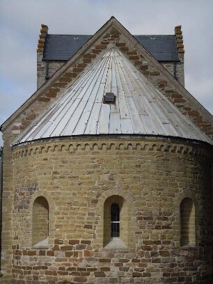 Aakirkeby - Romanische Aa kirke : Aussenansicht des Altarraumes der romanischen Aa kirke, aufgenommen am 30. Juli 2010 in Aakirkeby auf der dänischen Ostseeinsel Bornholm