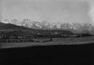 Gebirgszug : Panorama einer Ebene vor einem schneebedeckten Gebirgszug im Tian Shan Hochgebirge