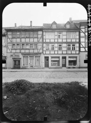 Nordhausen, Am Alten Tor. Wohnhäuser mit Läden (Deutsche Post - Ausgabestelle). Straßenfront
