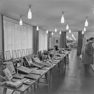 Haus des Buches, polnische Ausstellung : Bautzen. Haus des Buches, Karl-Marx-Straße. Verkaufsausstellung der Volksrepublik Polen vom 01.11.-05.11.1965. Blick in den Verkaufsraum