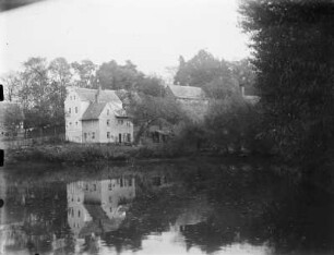 Erlau-Kleinmilkau, Ortsteilansicht mit Teich : Erlau-Kleinmilkau. Ortsteilansicht mit Mühlteich und Wohnhäusern am Bergweg