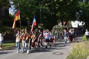 Bad Oldesloe: Kindervogelschießen: Am Bürgerpark Blickrichtung Südwesten: Einzug auf den Exer: Festumzug mit Fahnenträgern und Kronengruppe: 13. Juli 2023